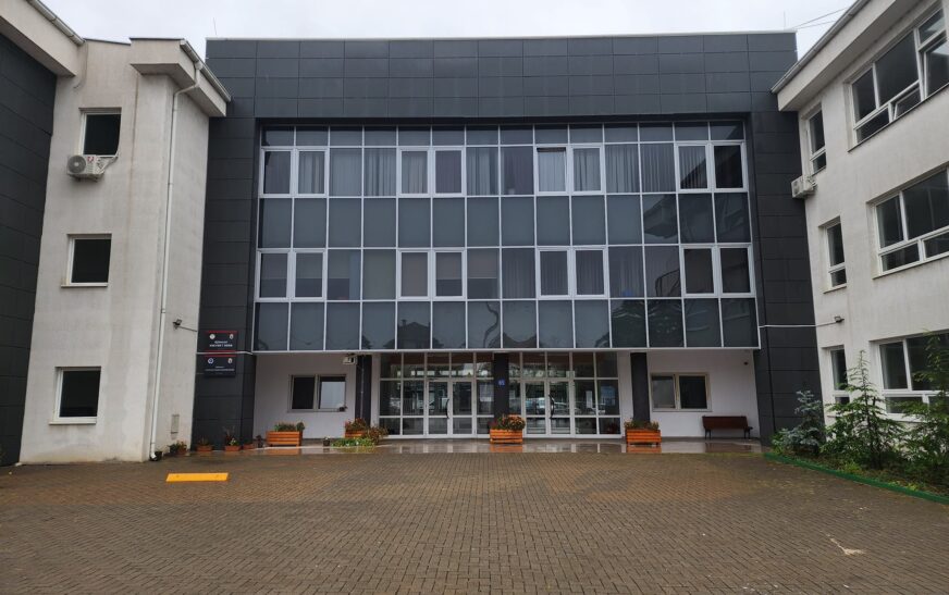 Ligjërata për Gjykatën Speciale në “Xhevdet Doda” ishte me leje të institucionit arsimor, njofton OJQ-ja