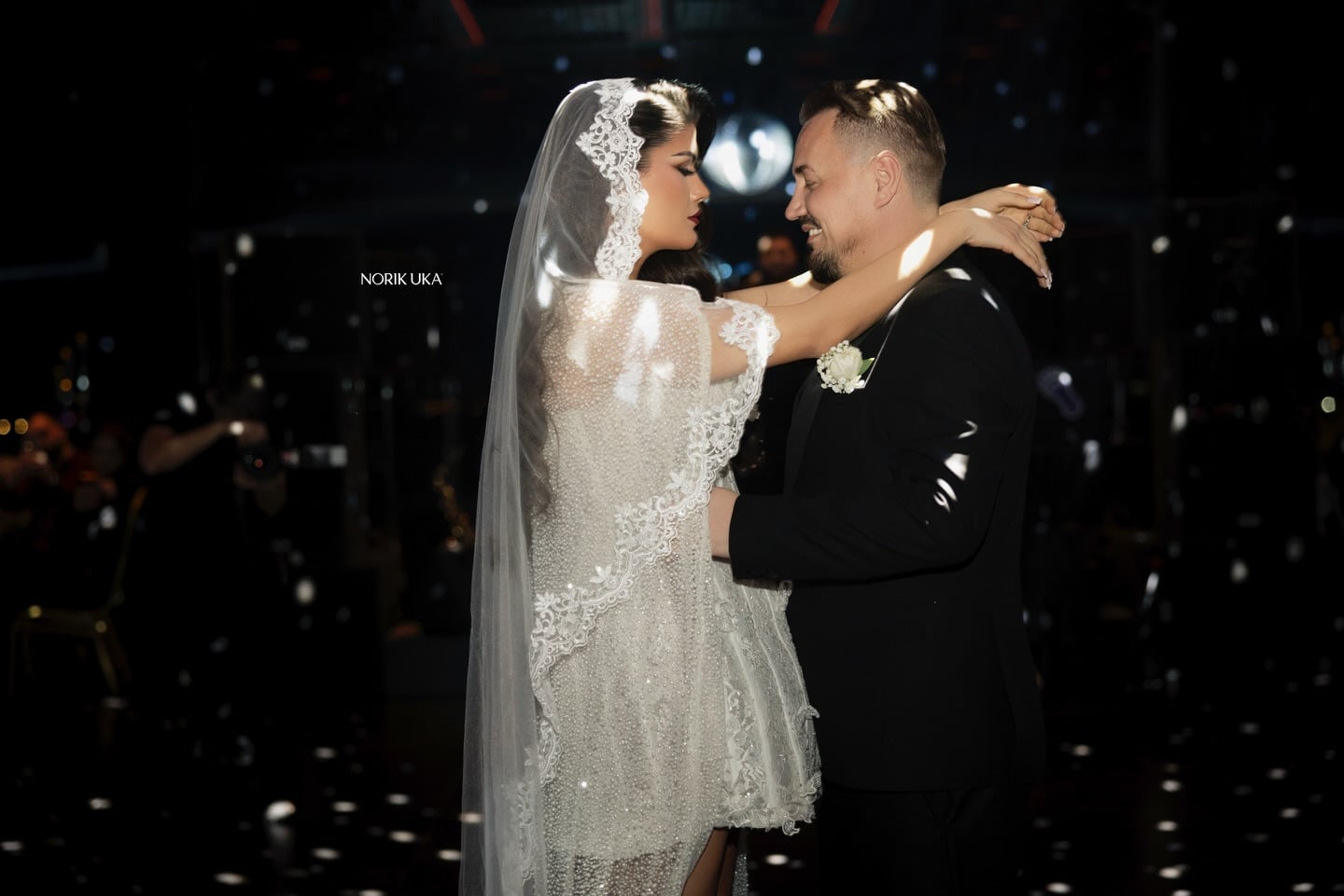 Qenkan si babë e bijë, s’do ta besoni sa vjet diferencë në moshë paska Blero me gruan e tij të re