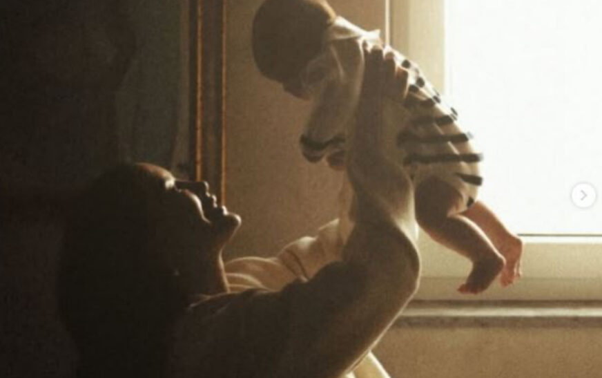 Dafina Zeqiri publikon momentin më të ëmbël me të birin