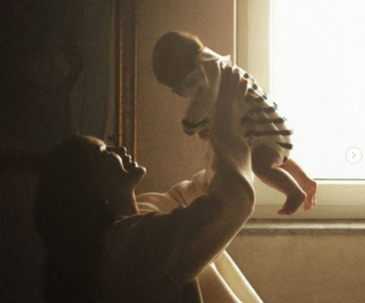 Dafina Zeqiri publikon momentin më të ëmbël me të birin