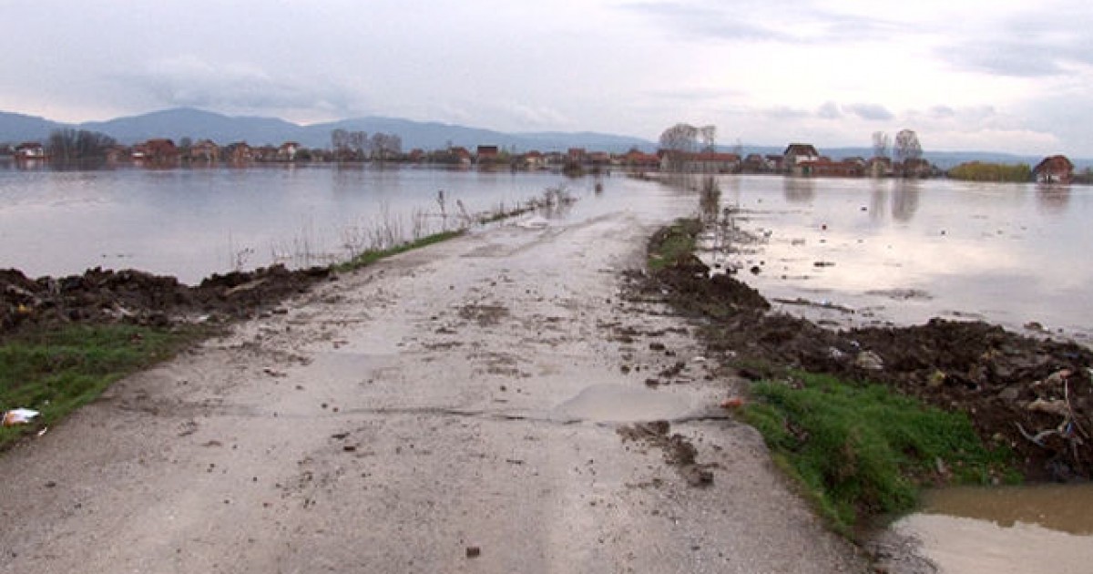 Familjet e prekura nga vërshimet në pritje të ndihmës nga komunat