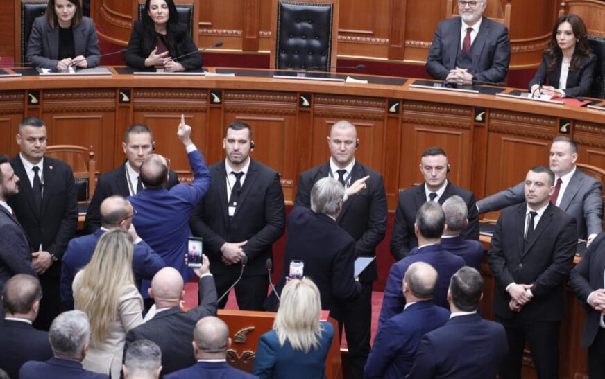 Tensione në Kuvendin e Shqipërisë: Opozita bllokon foltoren, mazhoranca miraton projektligjet