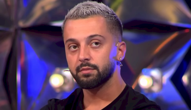 Gjesti rikthehet me një këngë emocionale ku shprehet i dëshpëruar për humbjen e njeriut të dashur