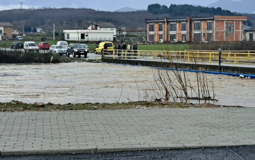 Komuna e Gjakovës njofton situatën jostabile, i mbyllë dy rrugë përkohësisht