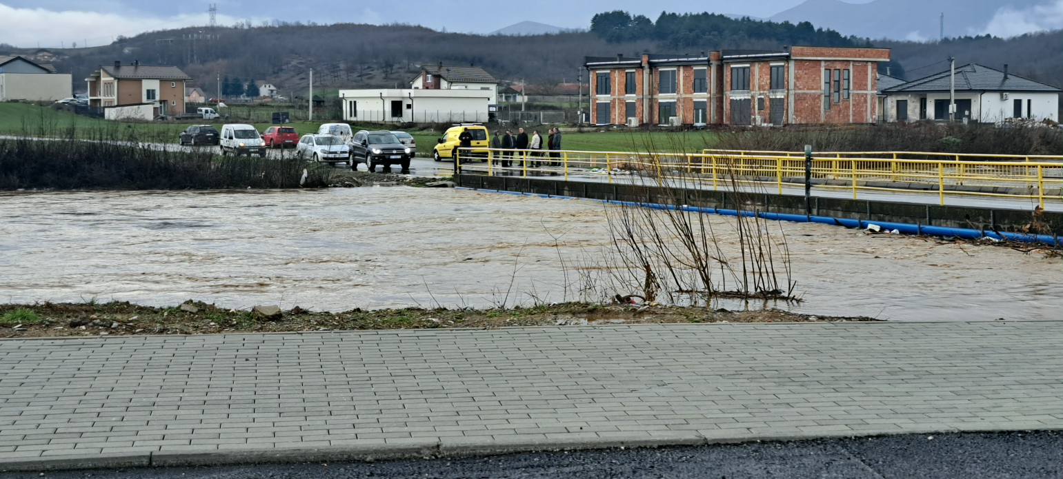Komuna e Gjakovës njofton situatën jostabile, i mbyllë dy rrugë përkohësisht