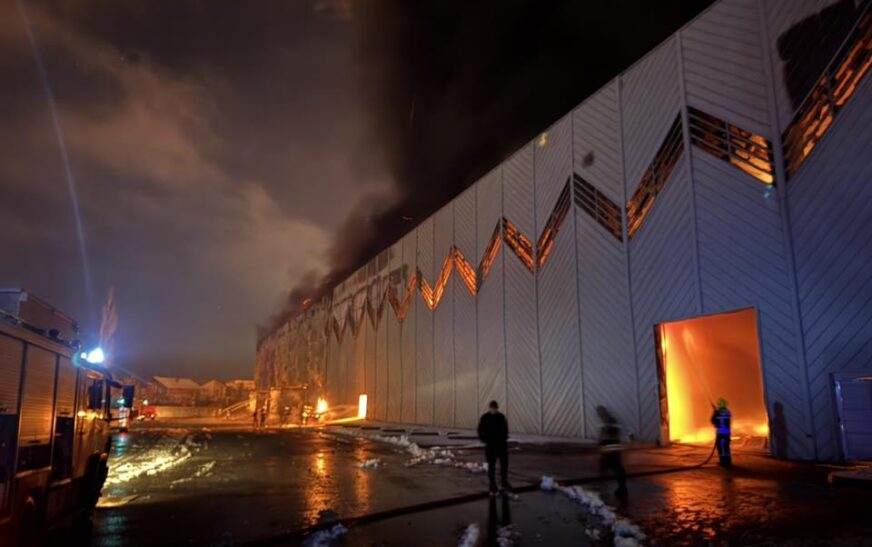 Zjarrfikësit e Gjakovës deklarohen pas zjarrit masiv në fabrikën e Comodita-s