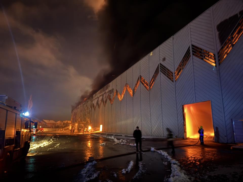 Zjarrfikësit e Gjakovës deklarohen pas zjarrit masiv në fabrikën e Comodita-s