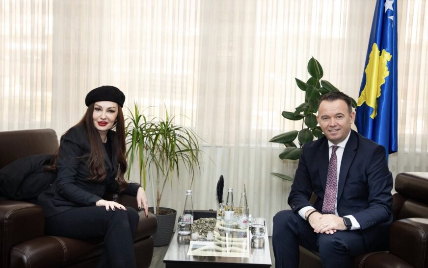 Peci pret në takim Adelina Ismajlin, e lavdëron shumë