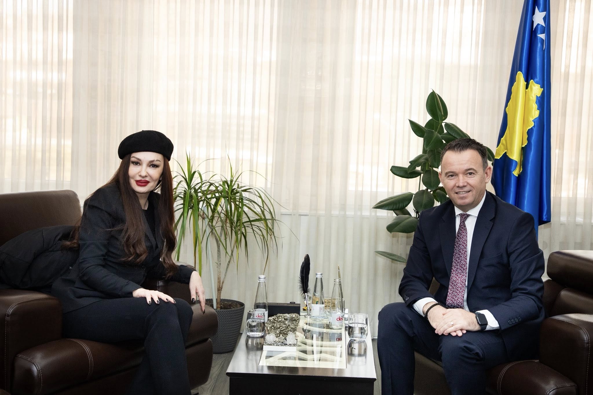 Peci pret në takim Adelina Ismajlin, e lavdëron shumë