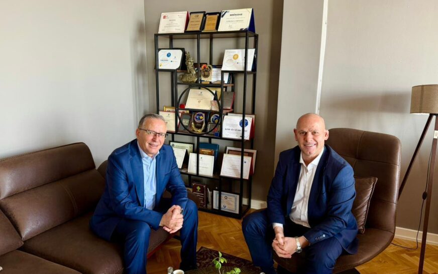 Bedri Hamza i shkon në zyre Ramiz Lladrovcit, flasin për zhvillimet në parti