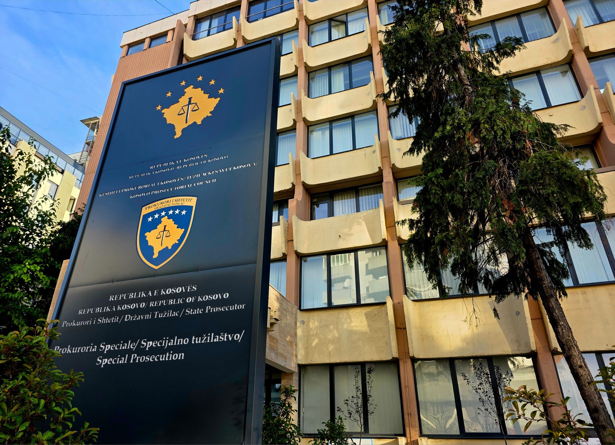 Arrestohet zyrtari i dyshuar për keqpërdorim në prokurim publik