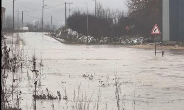 Mbyllet aksi Ferizaj–Gjilan në Sojevë, shkak grumbullimi i ujit