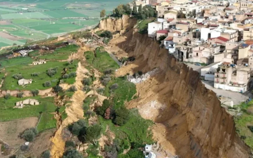 Humnerë në mes të qytetit – 4 kilometra çarje, evakuohen mbi një mijë persona në Sicili