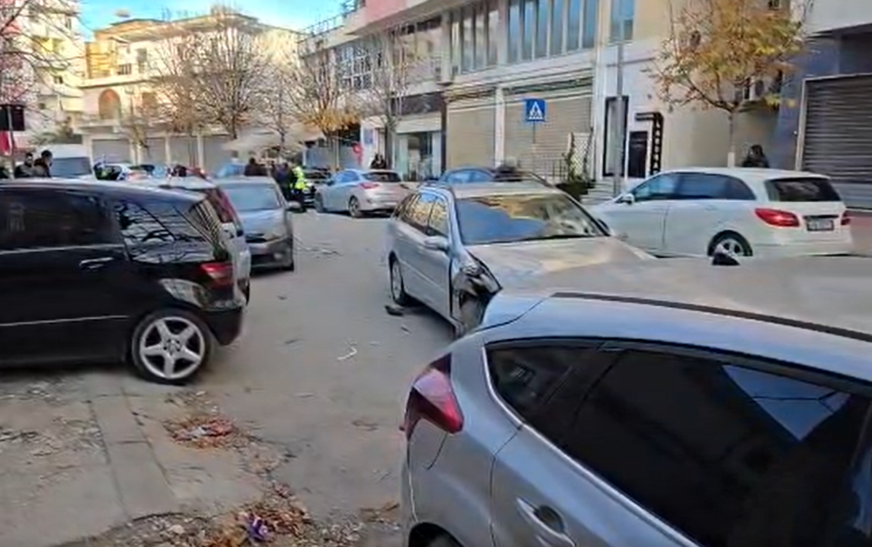 Gjashtë automjete përfshihen në aksidentin zinxhir në Vlorë