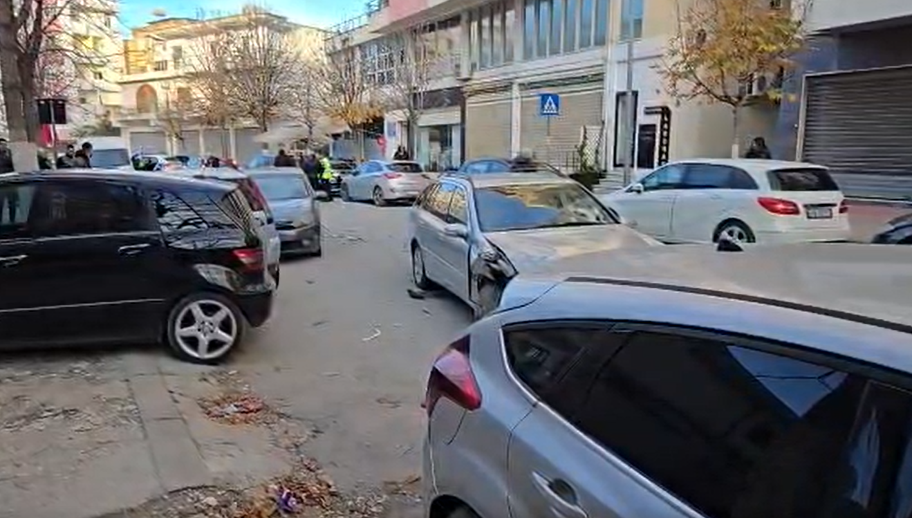 Gjashtë automjete përfshihen në aksidentin zinxhir në Vlorë