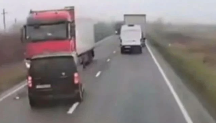 Pamje të frikshme të aksidentit tragjik në Rumani ku vdiq edhe tifozi shqiptar