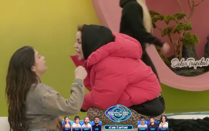 Alba akuzon rëndë Fjollën: Je tradhtare e kombit (VIDEO)