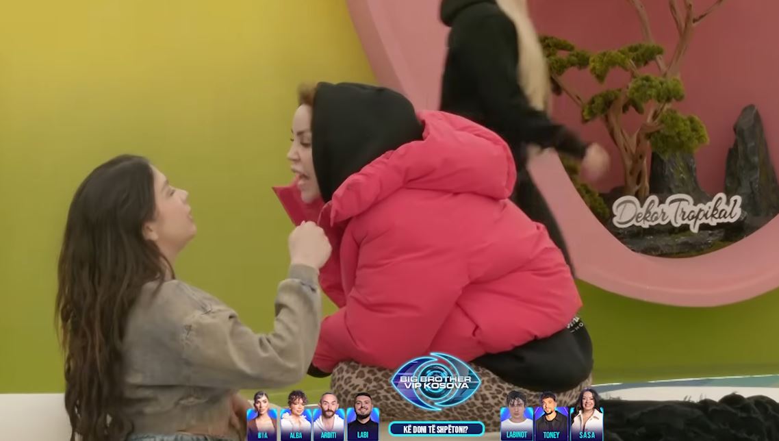 Alba akuzon rëndë Fjollën: Je tradhtare e kombit (VIDEO)