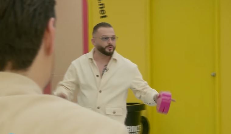 Momenti kur Limi u fut në shtëpi, puthje për Bian dhe shtrëngim duarsh me Albën (VIDEO)