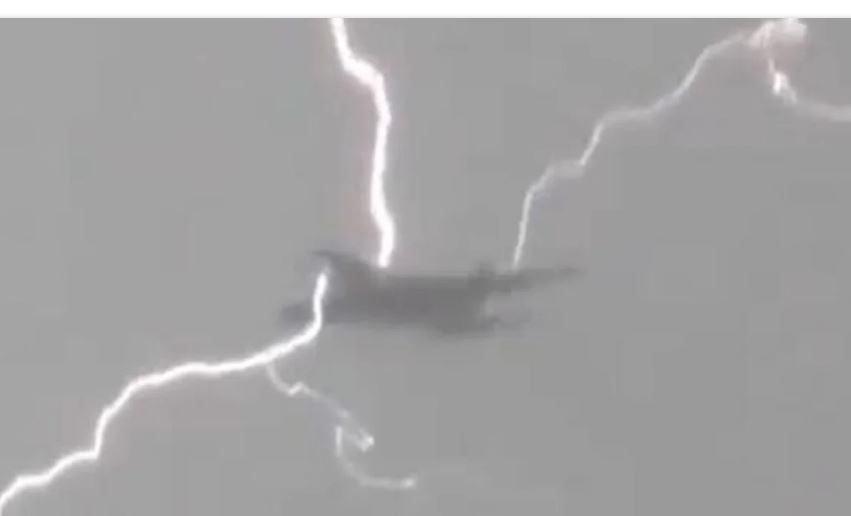 I shpëtuan tragjedisë, aeroplani i skuadrës izraelite goditet nga rrufeja