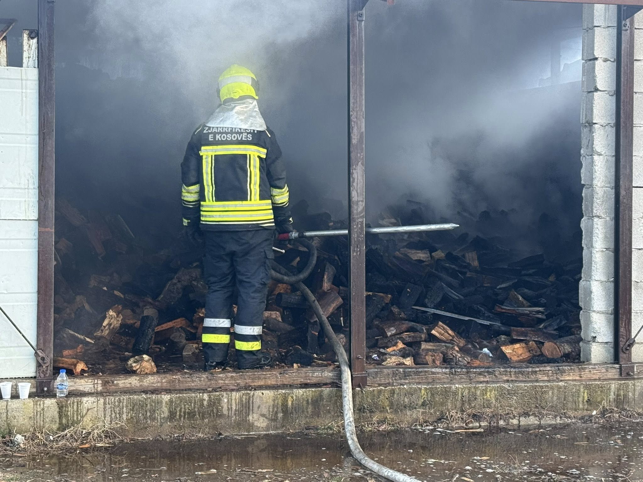 Zjarr në Shkollën ‘Sylejman Vokshi’ në Deçan, ndërhyrje e shpejtë e zjarrfikësve