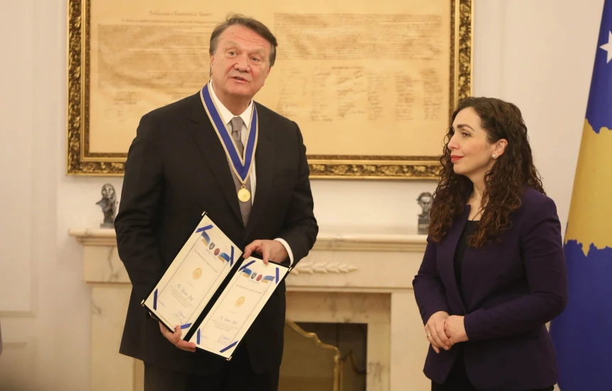 Osmani nderon me medalje presidenciale ish-basketbollistin Hasan Arat