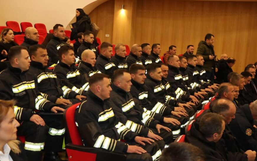 Diplomojnë 21 kadetët që përfunduan trajnimin profesional për zjarrfikës