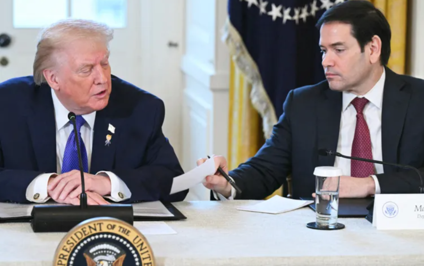 Trump vë në siklet Rubion: Lexon shënimin privat gjatë konferencës për shtyp!