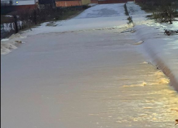 Lladrovci u bën thirrje qytetarëve: Shiu s’po ndalet, mos dilni në rrugë pa nevojë