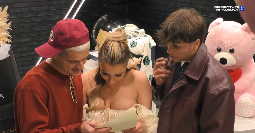 E dhimbshme: Rrënqethëse: Londrimi e Klodi i bëjnë dhuratë figura që i kujtojnë Elijonës nënën dhe motrën