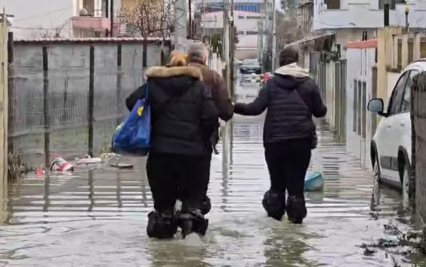Përmbytjet në Durrës: 800 banesa të përmbytura, mbi 300 persona të evakuuar