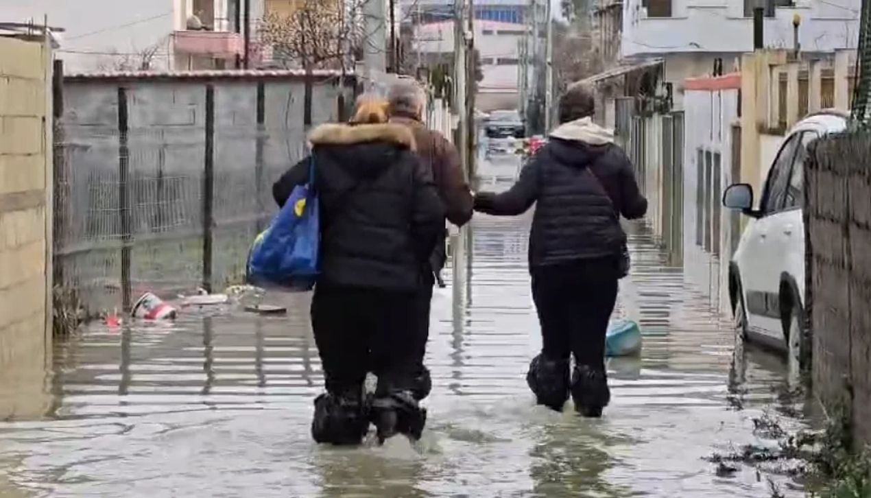 Përmbytjet në Durrës: 800 banesa të përmbytura, mbi 300 persona të evakuuar