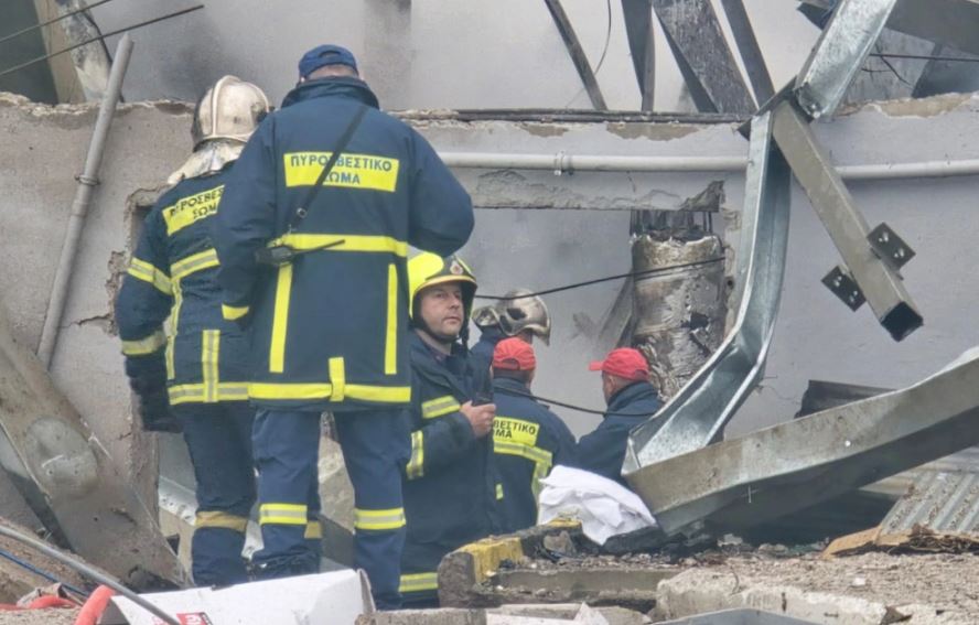 Zjarr i madh në një fabrikë në Greqi, vdesin tri gra