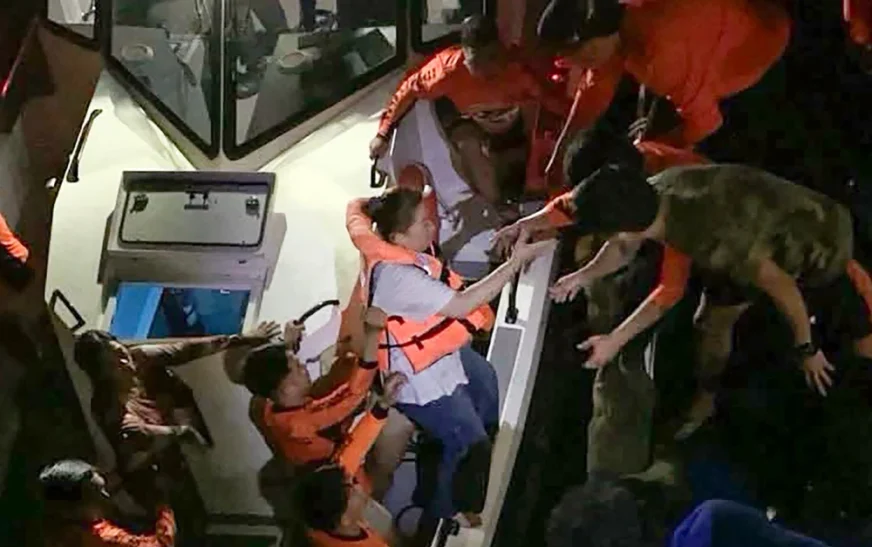 Traget i fundosur në Filipine, 15 të vdekur dhe 316 të shpëtuar