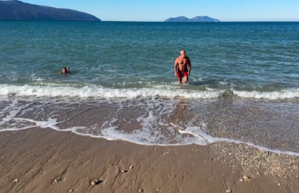 Vlorë: Vëlla e motër sfidojnë temperaturat e ulëta, lahen në det këtë 1 janar