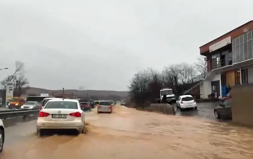 Shtyhet fillimi i gjysmëvjetorit të dytë për shkak të vërshimeve