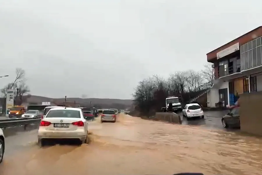 Shtyhet fillimi i gjysmëvjetorit të dytë për shkak të vërshimeve