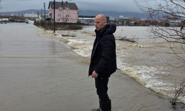 Vërshimet bllokojnë sërish komunën e Drenasit, disa rrugë të pakalueshme, Lladrovci: Mos lëvizni pa arsye