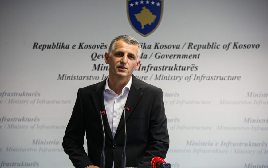 Durmishi njofton për gjendjen e rrugëve pas reshjeve të shiut dhe borës