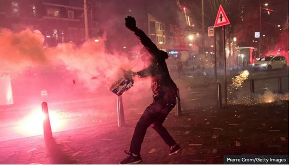 Policia holandeze përballet me dhunë ‘të paparë’ të Vitit të Ri