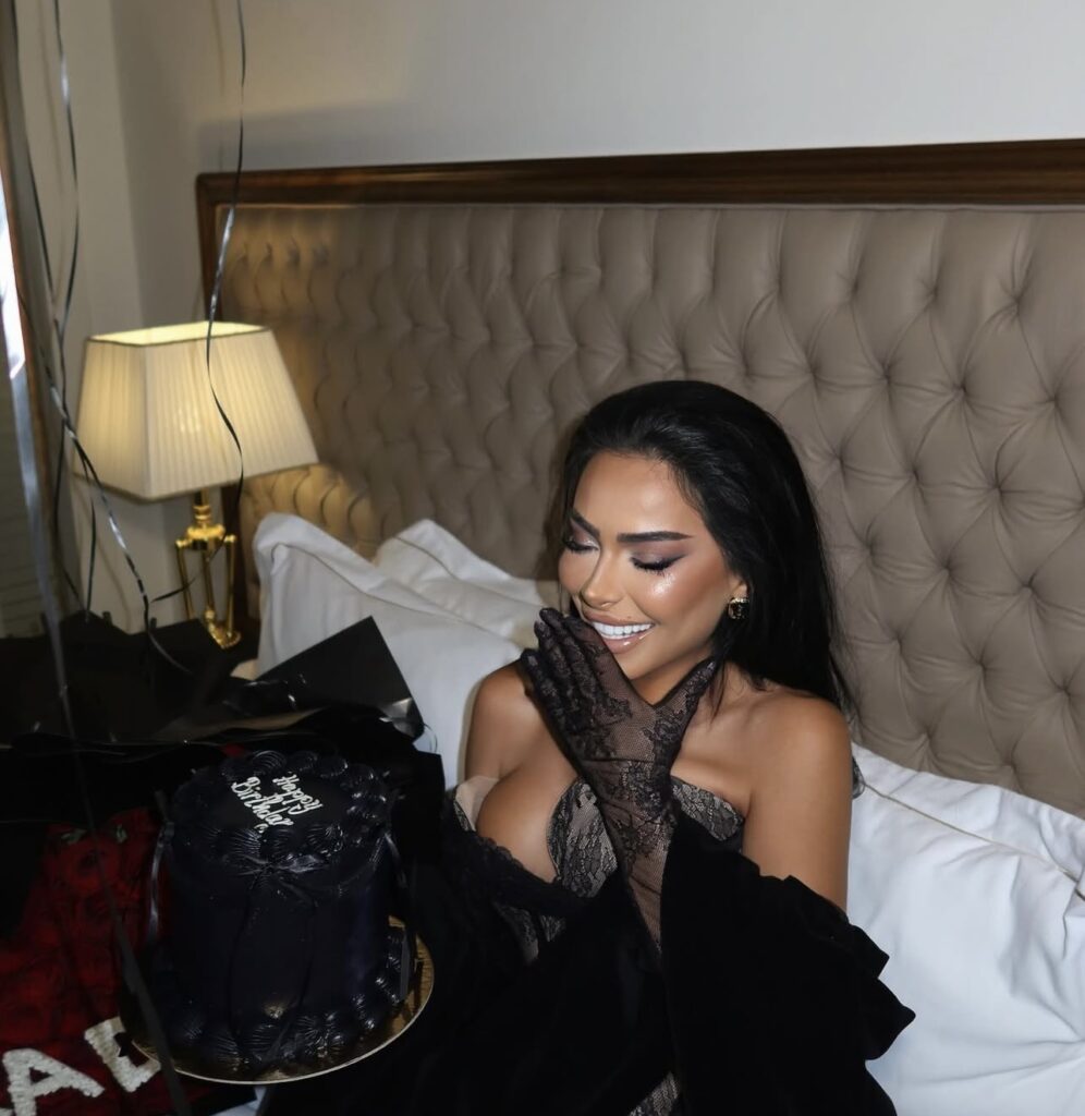 Kaderi feston ditëlindjen në luks, trëndafila gjigantë dhe surpriza të shtrenjta