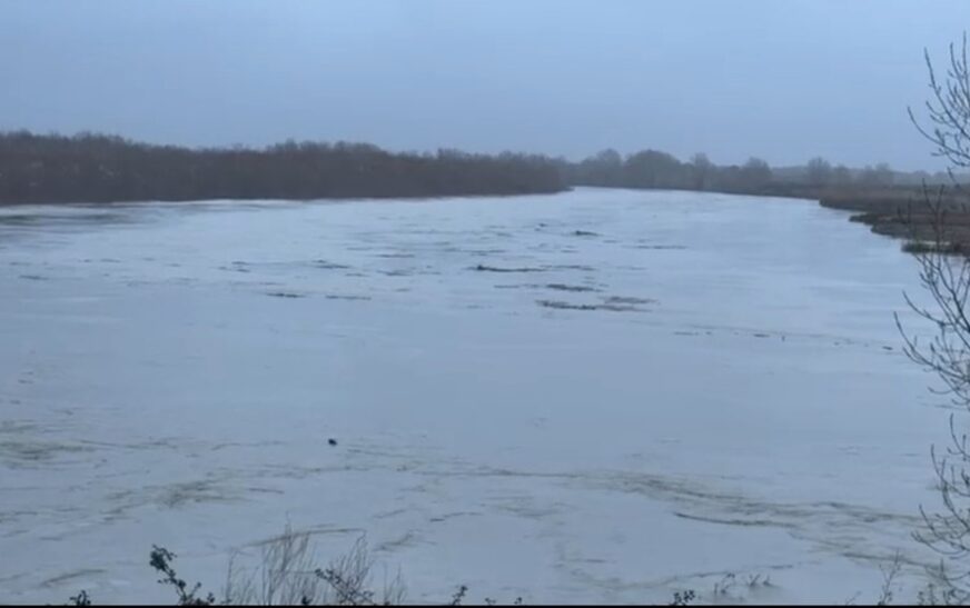 Shqipëri  Lumi Vjosa del nga shtrati, 6,8 metra mbi nivelin e detit