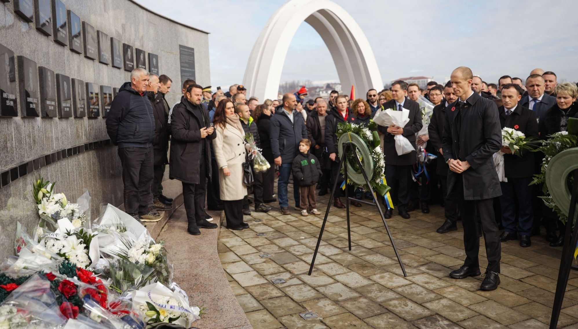 Ambasada e SHBA-së për Reçakun: Akt që tronditi botën, nuk harrohet kurrë