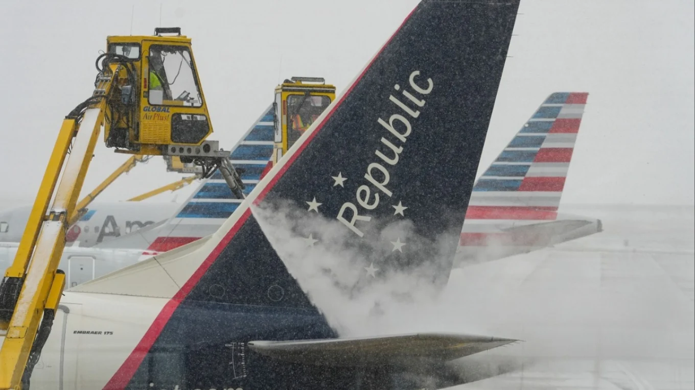 Stuhia e akullt godet SHBA-në, mbi 4,000 fluturime të anuluara dhe probleme me energjinë