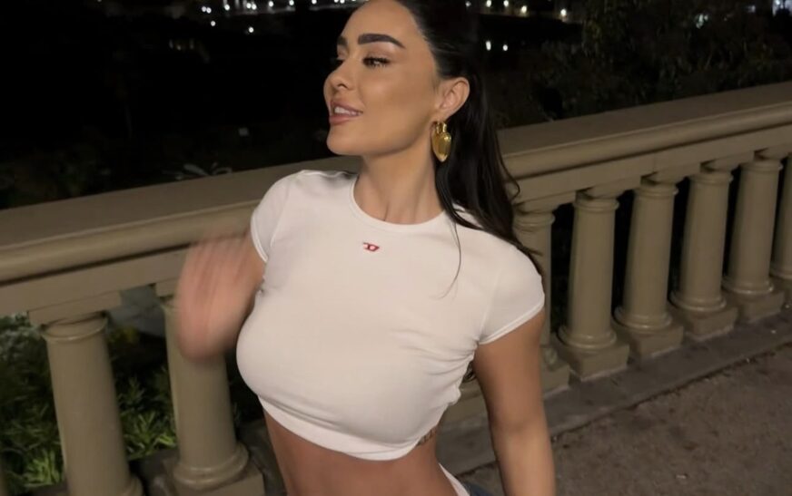 Perfekte nga koka te këmbët! Xhensila ‘ndez’ rrjetin me paraqitjen e fundit