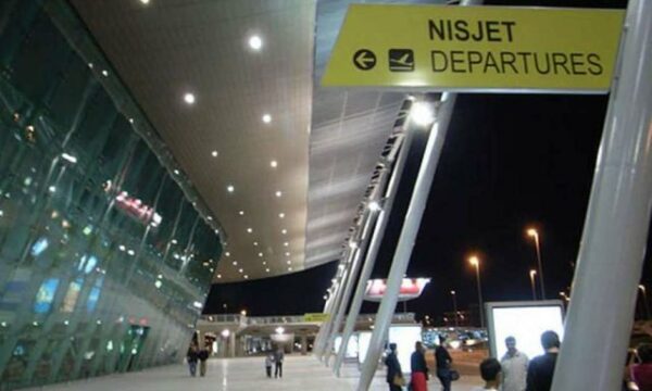 Fluturime të anuluara dhe vonesa, moti i keq ‘prek’ edhe aeroportin e Tiranës
