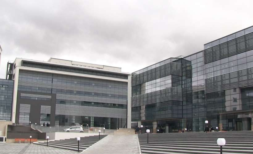 I paraburgosuri kërcen nga kati i dytë i Pallatit të Drejtësisë, përfundon në QKUK