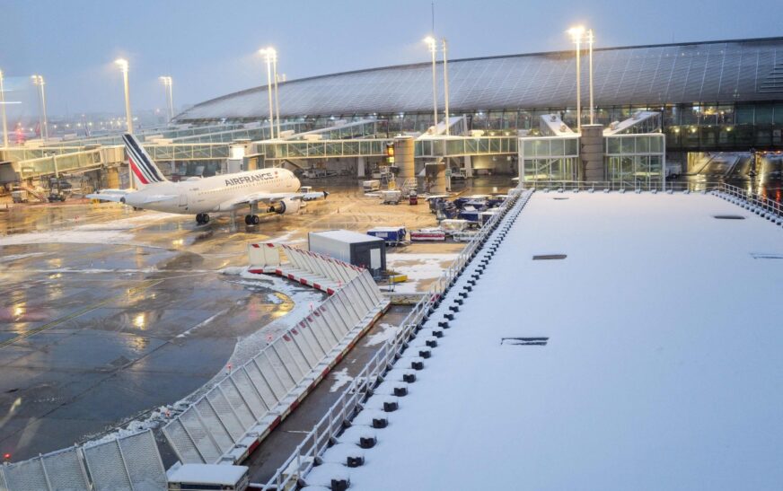 Anulohen rreth 100 fluturime në Paris, shkak bora e dendur