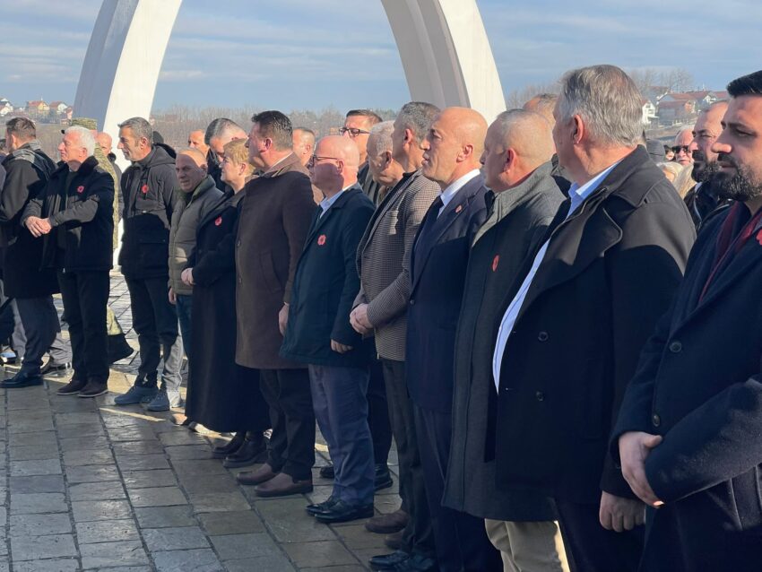 Haradinaj bën homazhe në Reçak: Përjetë mirënjohës për ata që u flijuan për liri