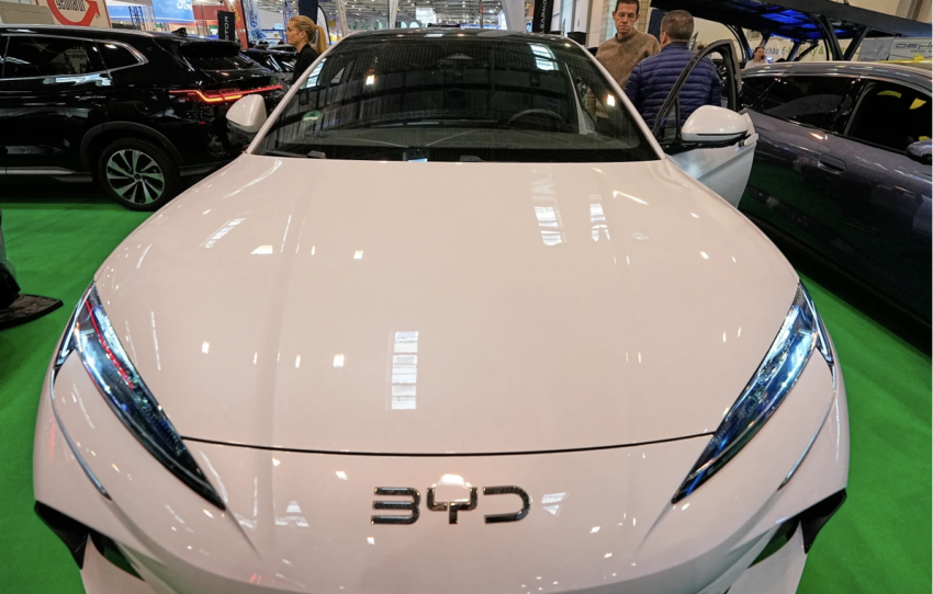 BYD-i kinez pritet t’ia kalojë Teslas për vetura elektrike